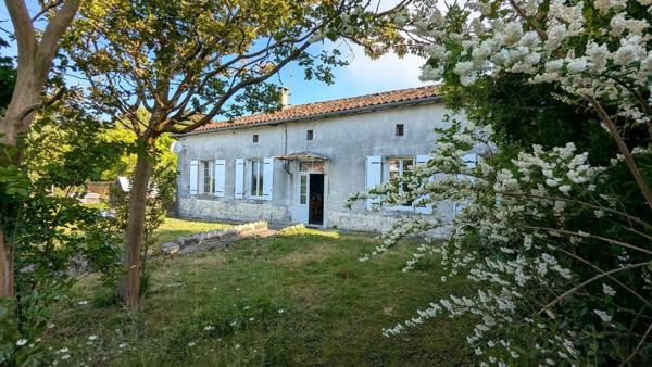 Maison ancienne à finir de restaurer avec terrain