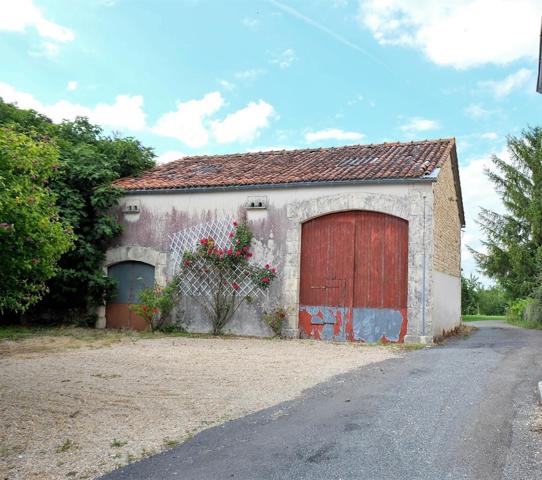 Maison ancienne à finir de restaurer avec terrain