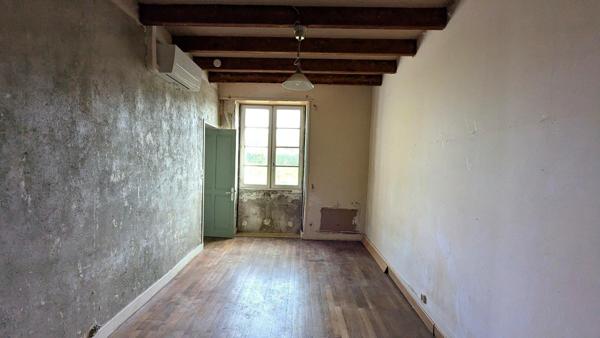 Maison ancienne à finir de restaurer avec terrain