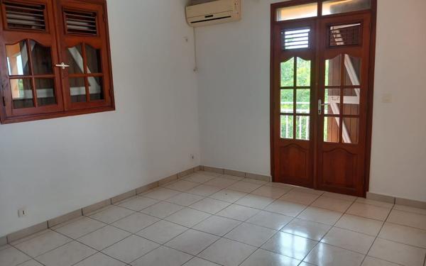 Appartement à louer    4 pièces •  Le Gosier