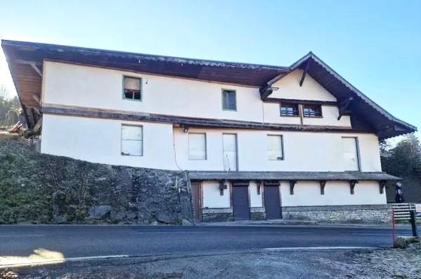 A 5mn d’ ALBERTVILLE (73) - Bâtisse de 439m2 + Annexes.