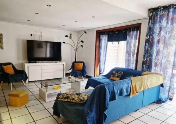 A 5mn d’ ALBERTVILLE (73) - Bâtisse de 439m2 + Annexes.