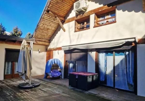 A 5mn d’ ALBERTVILLE (73) - Bâtisse de 439m2 + Annexes.