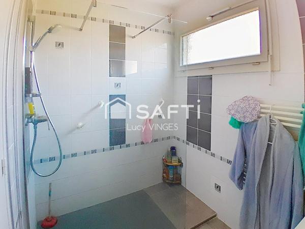 Maison de plain-pied avec piscine