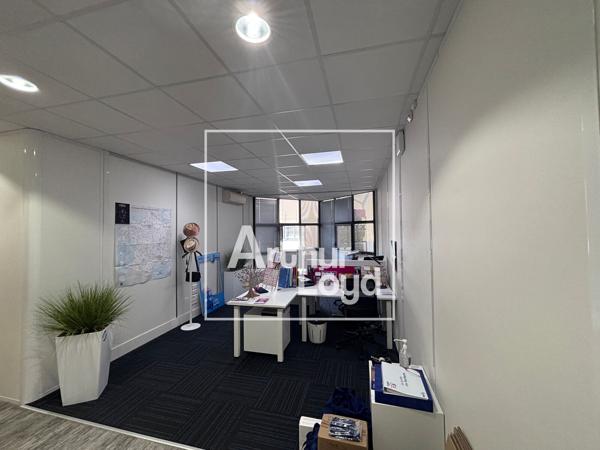 BUREAUX 195 M² EN RDC - EMPLACEMENT STRATÉGIQUE - NIMES - LOCATION