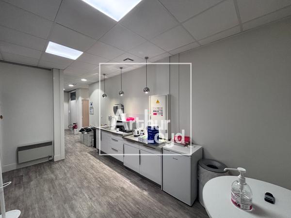 BUREAUX 195 M² EN RDC - EMPLACEMENT STRATÉGIQUE - NIMES - LOCATION