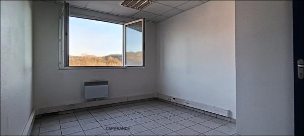 DIGNE LES BAINS (04) Location local/bureau 83 m² avec 20 places de stationnement