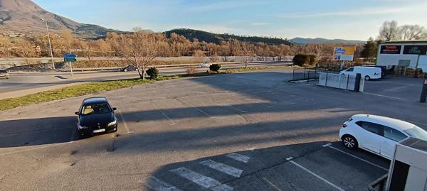 DIGNE LES BAINS (04) Location local/bureau 83 m² avec 20 places de stationnement