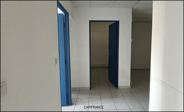 DIGNE LES BAINS (04) Location local/bureau 83 m² avec 20 places de stationnement