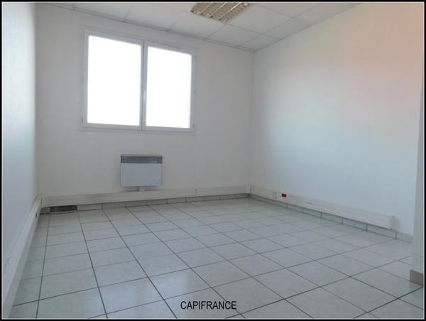 DIGNE LES BAINS (04) Location local/bureau 83 m² avec 20 places de stationnement