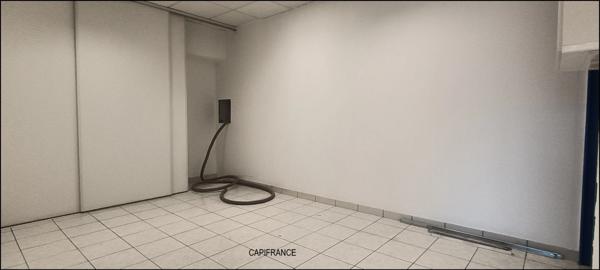 DIGNE LES BAINS (04) Location local/bureau 83 m² avec 20 places de stationnement