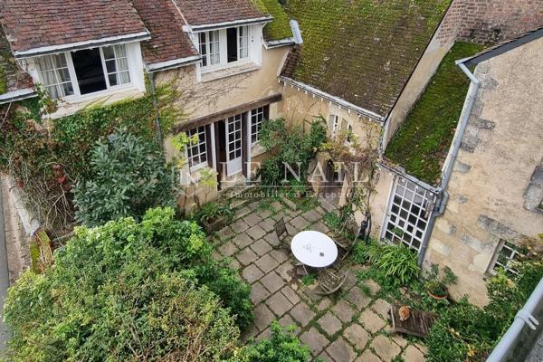 Maison de caractère en partie troglodyte du XIe siècle, située dans un village touristique protégé.