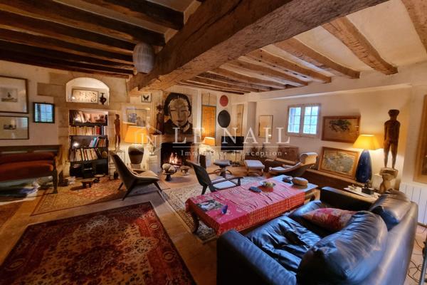 Maison de caractère en partie troglodyte du XIe siècle, située dans un village touristique protégé.
