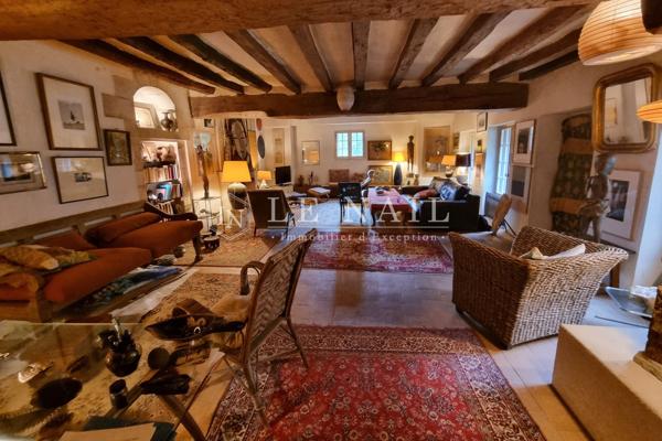 Maison de caractère en partie troglodyte du XIe siècle, située dans un village touristique protégé.