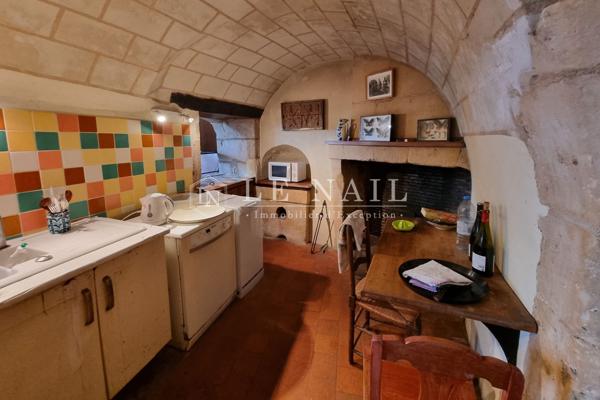 Maison de caractère en partie troglodyte du XIe siècle, située dans un village touristique protégé.