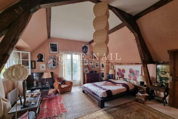 Maison de caractère en partie troglodyte du XIe siècle, située dans un village touristique protégé.