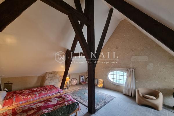 Maison de caractère en partie troglodyte du XIe siècle, située dans un village touristique protégé.