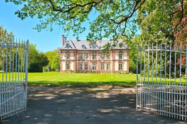 Gentilhommière du XIXème siècle et ses dépendances, sur parc attenant de 2.2 hectares, en Normandie