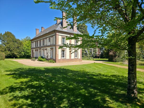 Gentilhommière du XIXème siècle et ses dépendances, sur parc attenant de 2.2 hectares, en Normandie