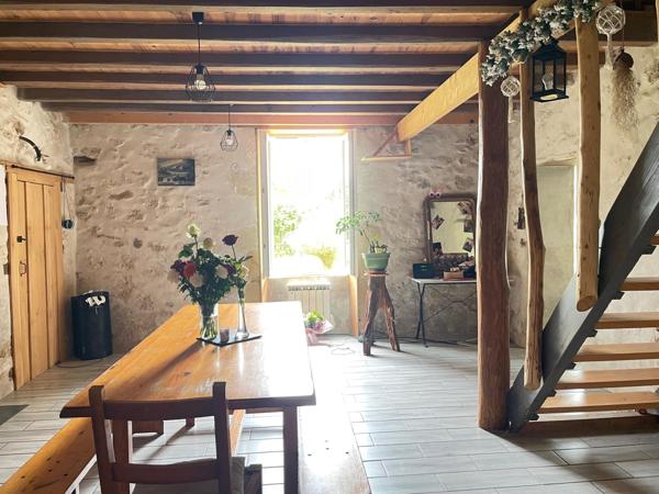 Maison en pierre avec dépendances