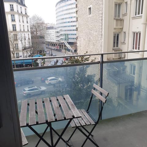 Beau studio face a la maison de la radio