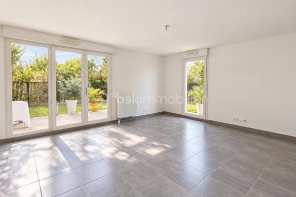 Dans un environnement résidentiel calme et verdoyant à Villepreux, découvrez ce superbe appartement 3 pièces de 65,28 m², situé au sein de la résidence de standing « Green Lodge », construite en 2014, sécurisée et équipée d’un ascenseur.

Le véritable coup de cœur de ce bien réside dans ses extérieurs : une agréable terrasse prolongée par un magnifique jardin privatif de 121 m² exposé plein Sud. Un espace rare pour un appartement, permettant de profiter pleinement des beaux jours, de recevoir famille et amis ou simplement de savourer un véritable coin de verdure chez soi.

À l’intérieur, l’entrée dispose d’un grand placard de rangement et mène vers une belle pièce de vie lumineuse avec cuisine ouverte, bénéficiant naturellement de cette excellente exposition. Les larges ouvertures créent une véritable continuité entre l’intérieur, la terrasse et le jardin.

L’espace nuit se compose de deux chambres avec parquet, dont l’une dispose d’un placard intégré. Toutes deux bénéficient également d’un accès direct sur l’extérieur, renforçant le caractère particulièrement agréable et lumineux de l’appartement. Une salle de bains ainsi que des WC indépendants complètent l’agencement.

Le bien dispose également de deux places de stationnement en sous-sol sécurisé, avec possibilité d’installer une borne de recharge pour véhicule électrique. Un local à vélos, directement accessible par ascenseur, est également à disposition des résidents.

La localisation offre un quotidien particulièrement pratique. Les établissements scolaires, de la maternelle au lycée, sont accessibles à pied, tout comme les commerces de proximité, boulangerie, pharmacie, professionnels de santé et équipements sportifs. La gare de Villepreux–Les Clayes permet quant à elle de rejoindre directement Paris-Montparnasse par la ligne N.

La résidence comprend 38 lots. Les charges s’élèvent à environ 250 € par mois et comprennent notamment le chauffage et l’eau chaude. L’appartement bénéficie d’un DPE C, témoignant d’une bonne performance énergétique.

Un bien rare sur le secteur, réunissant les avantages d’un appartement récent et le plaisir d’un véritable jardin privatif, le tout dans un environnement calme et recherché.

Contactez-moi dès maintenant pour organiser une visite et découvrir ce véritable havre de paix.