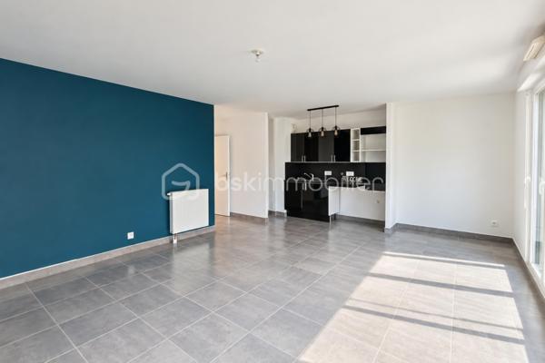 Dans un environnement résidentiel calme et verdoyant à Villepreux, découvrez ce superbe appartement 3 pièces de 65,28 m², situé au sein de la résidence de standing « Green Lodge », construite en 2014, sécurisée et équipée d’un ascenseur.

Le véritable coup de cœur de ce bien réside dans ses extérieurs : une agréable terrasse prolongée par un magnifique jardin privatif de 121 m² exposé plein Sud. Un espace rare pour un appartement, permettant de profiter pleinement des beaux jours, de recevoir famille et amis ou simplement de savourer un véritable coin de verdure chez soi.

À l’intérieur, l’entrée dispose d’un grand placard de rangement et mène vers une belle pièce de vie lumineuse avec cuisine ouverte, bénéficiant naturellement de cette excellente exposition. Les larges ouvertures créent une véritable continuité entre l’intérieur, la terrasse et le jardin.

L’espace nuit se compose de deux chambres avec parquet, dont l’une dispose d’un placard intégré. Toutes deux bénéficient également d’un accès direct sur l’extérieur, renforçant le caractère particulièrement agréable et lumineux de l’appartement. Une salle de bains ainsi que des WC indépendants complètent l’agencement.

Le bien dispose également de deux places de stationnement en sous-sol sécurisé, avec possibilité d’installer une borne de recharge pour véhicule électrique. Un local à vélos, directement accessible par ascenseur, est également à disposition des résidents.

La localisation offre un quotidien particulièrement pratique. Les établissements scolaires, de la maternelle au lycée, sont accessibles à pied, tout comme les commerces de proximité, boulangerie, pharmacie, professionnels de santé et équipements sportifs. La gare de Villepreux–Les Clayes permet quant à elle de rejoindre directement Paris-Montparnasse par la ligne N.

La résidence comprend 38 lots. Les charges s’élèvent à environ 250 € par mois et comprennent notamment le chauffage et l’eau chaude. L’appartement bénéficie d’un DPE C, témoignant d’une bonne performance énergétique.

Un bien rare sur le secteur, réunissant les avantages d’un appartement récent et le plaisir d’un véritable jardin privatif, le tout dans un environnement calme et recherché.

Contactez-moi dès maintenant pour organiser une visite et découvrir ce véritable havre de paix.