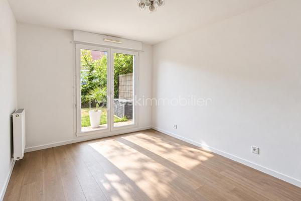 Dans un environnement résidentiel calme et verdoyant à Villepreux, découvrez ce superbe appartement 3 pièces de 65,28 m², situé au sein de la résidence de standing « Green Lodge », construite en 2014, sécurisée et équipée d’un ascenseur.

Le véritable coup de cœur de ce bien réside dans ses extérieurs : une agréable terrasse prolongée par un magnifique jardin privatif de 121 m² exposé plein Sud. Un espace rare pour un appartement, permettant de profiter pleinement des beaux jours, de recevoir famille et amis ou simplement de savourer un véritable coin de verdure chez soi.

À l’intérieur, l’entrée dispose d’un grand placard de rangement et mène vers une belle pièce de vie lumineuse avec cuisine ouverte, bénéficiant naturellement de cette excellente exposition. Les larges ouvertures créent une véritable continuité entre l’intérieur, la terrasse et le jardin.

L’espace nuit se compose de deux chambres avec parquet, dont l’une dispose d’un placard intégré. Toutes deux bénéficient également d’un accès direct sur l’extérieur, renforçant le caractère particulièrement agréable et lumineux de l’appartement. Une salle de bains ainsi que des WC indépendants complètent l’agencement.

Le bien dispose également de deux places de stationnement en sous-sol sécurisé, avec possibilité d’installer une borne de recharge pour véhicule électrique. Un local à vélos, directement accessible par ascenseur, est également à disposition des résidents.

La localisation offre un quotidien particulièrement pratique. Les établissements scolaires, de la maternelle au lycée, sont accessibles à pied, tout comme les commerces de proximité, boulangerie, pharmacie, professionnels de santé et équipements sportifs. La gare de Villepreux–Les Clayes permet quant à elle de rejoindre directement Paris-Montparnasse par la ligne N.

La résidence comprend 38 lots. Les charges s’élèvent à environ 250 € par mois et comprennent notamment le chauffage et l’eau chaude. L’appartement bénéficie d’un DPE C, témoignant d’une bonne performance énergétique.

Un bien rare sur le secteur, réunissant les avantages d’un appartement récent et le plaisir d’un véritable jardin privatif, le tout dans un environnement calme et recherché.

Contactez-moi dès maintenant pour organiser une visite et découvrir ce véritable havre de paix.