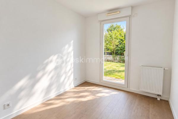 Dans un environnement résidentiel calme et verdoyant à Villepreux, découvrez ce superbe appartement 3 pièces de 65,28 m², situé au sein de la résidence de standing « Green Lodge », construite en 2014, sécurisée et équipée d’un ascenseur.

Le véritable coup de cœur de ce bien réside dans ses extérieurs : une agréable terrasse prolongée par un magnifique jardin privatif de 121 m² exposé plein Sud. Un espace rare pour un appartement, permettant de profiter pleinement des beaux jours, de recevoir famille et amis ou simplement de savourer un véritable coin de verdure chez soi.

À l’intérieur, l’entrée dispose d’un grand placard de rangement et mène vers une belle pièce de vie lumineuse avec cuisine ouverte, bénéficiant naturellement de cette excellente exposition. Les larges ouvertures créent une véritable continuité entre l’intérieur, la terrasse et le jardin.

L’espace nuit se compose de deux chambres avec parquet, dont l’une dispose d’un placard intégré. Toutes deux bénéficient également d’un accès direct sur l’extérieur, renforçant le caractère particulièrement agréable et lumineux de l’appartement. Une salle de bains ainsi que des WC indépendants complètent l’agencement.

Le bien dispose également de deux places de stationnement en sous-sol sécurisé, avec possibilité d’installer une borne de recharge pour véhicule électrique. Un local à vélos, directement accessible par ascenseur, est également à disposition des résidents.

La localisation offre un quotidien particulièrement pratique. Les établissements scolaires, de la maternelle au lycée, sont accessibles à pied, tout comme les commerces de proximité, boulangerie, pharmacie, professionnels de santé et équipements sportifs. La gare de Villepreux–Les Clayes permet quant à elle de rejoindre directement Paris-Montparnasse par la ligne N.

La résidence comprend 38 lots. Les charges s’élèvent à environ 250 € par mois et comprennent notamment le chauffage et l’eau chaude. L’appartement bénéficie d’un DPE C, témoignant d’une bonne performance énergétique.

Un bien rare sur le secteur, réunissant les avantages d’un appartement récent et le plaisir d’un véritable jardin privatif, le tout dans un environnement calme et recherché.

Contactez-moi dès maintenant pour organiser une visite et découvrir ce véritable havre de paix.