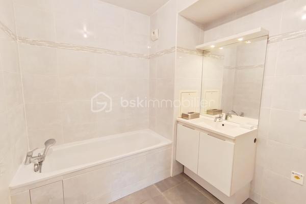 Dans un environnement résidentiel calme et verdoyant à Villepreux, découvrez ce superbe appartement 3 pièces de 65,28 m², situé au sein de la résidence de standing « Green Lodge », construite en 2014, sécurisée et équipée d’un ascenseur.

Le véritable coup de cœur de ce bien réside dans ses extérieurs : une agréable terrasse prolongée par un magnifique jardin privatif de 121 m² exposé plein Sud. Un espace rare pour un appartement, permettant de profiter pleinement des beaux jours, de recevoir famille et amis ou simplement de savourer un véritable coin de verdure chez soi.

À l’intérieur, l’entrée dispose d’un grand placard de rangement et mène vers une belle pièce de vie lumineuse avec cuisine ouverte, bénéficiant naturellement de cette excellente exposition. Les larges ouvertures créent une véritable continuité entre l’intérieur, la terrasse et le jardin.

L’espace nuit se compose de deux chambres avec parquet, dont l’une dispose d’un placard intégré. Toutes deux bénéficient également d’un accès direct sur l’extérieur, renforçant le caractère particulièrement agréable et lumineux de l’appartement. Une salle de bains ainsi que des WC indépendants complètent l’agencement.

Le bien dispose également de deux places de stationnement en sous-sol sécurisé, avec possibilité d’installer une borne de recharge pour véhicule électrique. Un local à vélos, directement accessible par ascenseur, est également à disposition des résidents.

La localisation offre un quotidien particulièrement pratique. Les établissements scolaires, de la maternelle au lycée, sont accessibles à pied, tout comme les commerces de proximité, boulangerie, pharmacie, professionnels de santé et équipements sportifs. La gare de Villepreux–Les Clayes permet quant à elle de rejoindre directement Paris-Montparnasse par la ligne N.

La résidence comprend 38 lots. Les charges s’élèvent à environ 250 € par mois et comprennent notamment le chauffage et l’eau chaude. L’appartement bénéficie d’un DPE C, témoignant d’une bonne performance énergétique.

Un bien rare sur le secteur, réunissant les avantages d’un appartement récent et le plaisir d’un véritable jardin privatif, le tout dans un environnement calme et recherché.

Contactez-moi dès maintenant pour organiser une visite et découvrir ce véritable havre de paix.