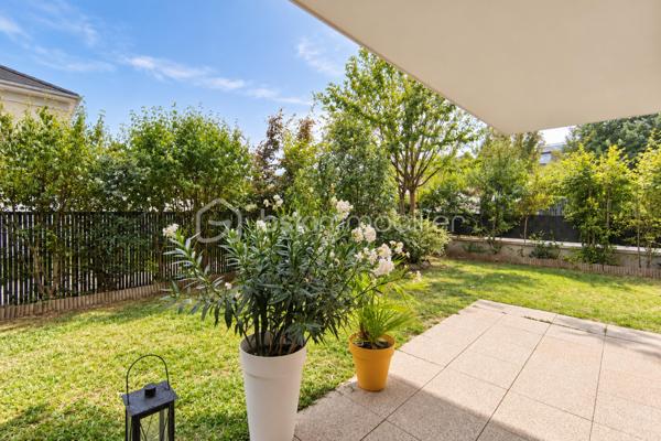 Dans un environnement résidentiel calme et verdoyant à Villepreux, découvrez ce superbe appartement 3 pièces de 65,28 m², situé au sein de la résidence de standing « Green Lodge », construite en 2014, sécurisée et équipée d’un ascenseur.

Le véritable coup de cœur de ce bien réside dans ses extérieurs : une agréable terrasse prolongée par un magnifique jardin privatif de 121 m² exposé plein Sud. Un espace rare pour un appartement, permettant de profiter pleinement des beaux jours, de recevoir famille et amis ou simplement de savourer un véritable coin de verdure chez soi.

À l’intérieur, l’entrée dispose d’un grand placard de rangement et mène vers une belle pièce de vie lumineuse avec cuisine ouverte, bénéficiant naturellement de cette excellente exposition. Les larges ouvertures créent une véritable continuité entre l’intérieur, la terrasse et le jardin.

L’espace nuit se compose de deux chambres avec parquet, dont l’une dispose d’un placard intégré. Toutes deux bénéficient également d’un accès direct sur l’extérieur, renforçant le caractère particulièrement agréable et lumineux de l’appartement. Une salle de bains ainsi que des WC indépendants complètent l’agencement.

Le bien dispose également de deux places de stationnement en sous-sol sécurisé, avec possibilité d’installer une borne de recharge pour véhicule électrique. Un local à vélos, directement accessible par ascenseur, est également à disposition des résidents.

La localisation offre un quotidien particulièrement pratique. Les établissements scolaires, de la maternelle au lycée, sont accessibles à pied, tout comme les commerces de proximité, boulangerie, pharmacie, professionnels de santé et équipements sportifs. La gare de Villepreux–Les Clayes permet quant à elle de rejoindre directement Paris-Montparnasse par la ligne N.

La résidence comprend 38 lots. Les charges s’élèvent à environ 250 € par mois et comprennent notamment le chauffage et l’eau chaude. L’appartement bénéficie d’un DPE C, témoignant d’une bonne performance énergétique.

Un bien rare sur le secteur, réunissant les avantages d’un appartement récent et le plaisir d’un véritable jardin privatif, le tout dans un environnement calme et recherché.

Contactez-moi dès maintenant pour organiser une visite et découvrir ce véritable havre de paix.