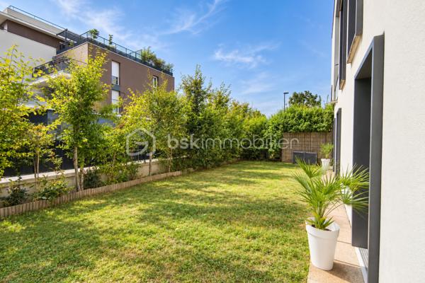 Dans un environnement résidentiel calme et verdoyant à Villepreux, découvrez ce superbe appartement 3 pièces de 65,28 m², situé au sein de la résidence de standing « Green Lodge », construite en 2014, sécurisée et équipée d’un ascenseur.

Le véritable coup de cœur de ce bien réside dans ses extérieurs : une agréable terrasse prolongée par un magnifique jardin privatif de 121 m² exposé plein Sud. Un espace rare pour un appartement, permettant de profiter pleinement des beaux jours, de recevoir famille et amis ou simplement de savourer un véritable coin de verdure chez soi.

À l’intérieur, l’entrée dispose d’un grand placard de rangement et mène vers une belle pièce de vie lumineuse avec cuisine ouverte, bénéficiant naturellement de cette excellente exposition. Les larges ouvertures créent une véritable continuité entre l’intérieur, la terrasse et le jardin.

L’espace nuit se compose de deux chambres avec parquet, dont l’une dispose d’un placard intégré. Toutes deux bénéficient également d’un accès direct sur l’extérieur, renforçant le caractère particulièrement agréable et lumineux de l’appartement. Une salle de bains ainsi que des WC indépendants complètent l’agencement.

Le bien dispose également de deux places de stationnement en sous-sol sécurisé, avec possibilité d’installer une borne de recharge pour véhicule électrique. Un local à vélos, directement accessible par ascenseur, est également à disposition des résidents.

La localisation offre un quotidien particulièrement pratique. Les établissements scolaires, de la maternelle au lycée, sont accessibles à pied, tout comme les commerces de proximité, boulangerie, pharmacie, professionnels de santé et équipements sportifs. La gare de Villepreux–Les Clayes permet quant à elle de rejoindre directement Paris-Montparnasse par la ligne N.

La résidence comprend 38 lots. Les charges s’élèvent à environ 250 € par mois et comprennent notamment le chauffage et l’eau chaude. L’appartement bénéficie d’un DPE C, témoignant d’une bonne performance énergétique.

Un bien rare sur le secteur, réunissant les avantages d’un appartement récent et le plaisir d’un véritable jardin privatif, le tout dans un environnement calme et recherché.

Contactez-moi dès maintenant pour organiser une visite et découvrir ce véritable havre de paix.