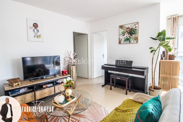 Situé dans le quartier de Cergy Saint-Christophe, découvrez ce bel appartement familial de 4 pièces d’une superficie de 81 m², au sein d’une résidence récente construite en 2022 et encore couverte par la garantie décennale.

L’appartement séduit dès l’entrée par ses volumes agréables et sa belle luminosité. Il dispose d’un vaste espace de vie d’environ 35 m² comprenant un séjour lumineux et une cuisine équipée, le tout ouvrant directement sur un balcon de 10 m².

Grâce à son exposition Sud-Ouest, l’espace de vie bénéficie d’une belle lumière naturelle et d’un ensoleillement agréable, notamment en seconde partie de journée. Le balcon constitue un véritable espace supplémentaire, idéal pour profiter des beaux jours.

La partie nuit se compose de 3 chambres, permettant d’accueillir confortablement une famille, d’aménager une chambre d’enfant, un bureau ou une chambre d’amis.

L’appartement comprend également une salle de bains ainsi que 2 WC, un véritable atout pour le confort au quotidien.

Une place de parking privative en sous-sol complète ce bien et permet de stationner facilement et en toute tranquillité au sein de la résidence.

L’emplacement est également un point fort : l’appartement se situe à proximité de la gare de Cergy Saint-Christophe, des commerces, des écoles et des différentes commodités du quartier, facilitant les déplacements et la vie quotidienne.

Les principaux atouts du bien :

• Appartement 4 pièces de 81 m²
• Résidence récente construite en 2022
• Garantie décennale en cours
• Grand séjour avec cuisine équipée d’environ 35 m²
• Belle luminosité
• Exposition Sud-Ouest
• Balcon de 10 m²
• 3 chambres
• Salle de bains
• 2 WC
• Place de parking privative en sous-sol
• Gare de Cergy Saint-Christophe à proximité
• Commerces, écoles et commodités accessibles rapidement

Moderne, lumineux et fonctionnel, cet appartement réunit de nombreux critères recherchés pour une vie familiale confortable.

Un bien récent avec extérieur et stationnement, à découvrir rapidement.