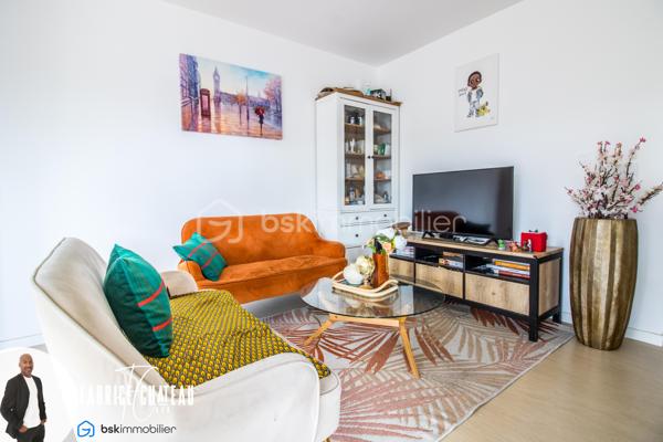 Situé dans le quartier de Cergy Saint-Christophe, découvrez ce bel appartement familial de 4 pièces d’une superficie de 81 m², au sein d’une résidence récente construite en 2022 et encore couverte par la garantie décennale.

L’appartement séduit dès l’entrée par ses volumes agréables et sa belle luminosité. Il dispose d’un vaste espace de vie d’environ 35 m² comprenant un séjour lumineux et une cuisine équipée, le tout ouvrant directement sur un balcon de 10 m².

Grâce à son exposition Sud-Ouest, l’espace de vie bénéficie d’une belle lumière naturelle et d’un ensoleillement agréable, notamment en seconde partie de journée. Le balcon constitue un véritable espace supplémentaire, idéal pour profiter des beaux jours.

La partie nuit se compose de 3 chambres, permettant d’accueillir confortablement une famille, d’aménager une chambre d’enfant, un bureau ou une chambre d’amis.

L’appartement comprend également une salle de bains ainsi que 2 WC, un véritable atout pour le confort au quotidien.

Une place de parking privative en sous-sol complète ce bien et permet de stationner facilement et en toute tranquillité au sein de la résidence.

L’emplacement est également un point fort : l’appartement se situe à proximité de la gare de Cergy Saint-Christophe, des commerces, des écoles et des différentes commodités du quartier, facilitant les déplacements et la vie quotidienne.

Les principaux atouts du bien :

• Appartement 4 pièces de 81 m²
• Résidence récente construite en 2022
• Garantie décennale en cours
• Grand séjour avec cuisine équipée d’environ 35 m²
• Belle luminosité
• Exposition Sud-Ouest
• Balcon de 10 m²
• 3 chambres
• Salle de bains
• 2 WC
• Place de parking privative en sous-sol
• Gare de Cergy Saint-Christophe à proximité
• Commerces, écoles et commodités accessibles rapidement

Moderne, lumineux et fonctionnel, cet appartement réunit de nombreux critères recherchés pour une vie familiale confortable.

Un bien récent avec extérieur et stationnement, à découvrir rapidement.
