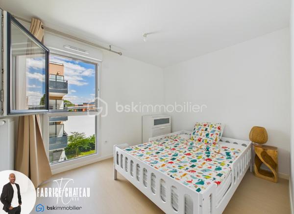 Situé dans le quartier de Cergy Saint-Christophe, découvrez ce bel appartement familial de 4 pièces d’une superficie de 81 m², au sein d’une résidence récente construite en 2022 et encore couverte par la garantie décennale.

L’appartement séduit dès l’entrée par ses volumes agréables et sa belle luminosité. Il dispose d’un vaste espace de vie d’environ 35 m² comprenant un séjour lumineux et une cuisine équipée, le tout ouvrant directement sur un balcon de 10 m².

Grâce à son exposition Sud-Ouest, l’espace de vie bénéficie d’une belle lumière naturelle et d’un ensoleillement agréable, notamment en seconde partie de journée. Le balcon constitue un véritable espace supplémentaire, idéal pour profiter des beaux jours.

La partie nuit se compose de 3 chambres, permettant d’accueillir confortablement une famille, d’aménager une chambre d’enfant, un bureau ou une chambre d’amis.

L’appartement comprend également une salle de bains ainsi que 2 WC, un véritable atout pour le confort au quotidien.

Une place de parking privative en sous-sol complète ce bien et permet de stationner facilement et en toute tranquillité au sein de la résidence.

L’emplacement est également un point fort : l’appartement se situe à proximité de la gare de Cergy Saint-Christophe, des commerces, des écoles et des différentes commodités du quartier, facilitant les déplacements et la vie quotidienne.

Les principaux atouts du bien :

• Appartement 4 pièces de 81 m²
• Résidence récente construite en 2022
• Garantie décennale en cours
• Grand séjour avec cuisine équipée d’environ 35 m²
• Belle luminosité
• Exposition Sud-Ouest
• Balcon de 10 m²
• 3 chambres
• Salle de bains
• 2 WC
• Place de parking privative en sous-sol
• Gare de Cergy Saint-Christophe à proximité
• Commerces, écoles et commodités accessibles rapidement

Moderne, lumineux et fonctionnel, cet appartement réunit de nombreux critères recherchés pour une vie familiale confortable.

Un bien récent avec extérieur et stationnement, à découvrir rapidement.