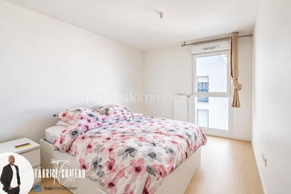 Situé dans le quartier de Cergy Saint-Christophe, découvrez ce bel appartement familial de 4 pièces d’une superficie de 81 m², au sein d’une résidence récente construite en 2022 et encore couverte par la garantie décennale.

L’appartement séduit dès l’entrée par ses volumes agréables et sa belle luminosité. Il dispose d’un vaste espace de vie d’environ 35 m² comprenant un séjour lumineux et une cuisine équipée, le tout ouvrant directement sur un balcon de 10 m².

Grâce à son exposition Sud-Ouest, l’espace de vie bénéficie d’une belle lumière naturelle et d’un ensoleillement agréable, notamment en seconde partie de journée. Le balcon constitue un véritable espace supplémentaire, idéal pour profiter des beaux jours.

La partie nuit se compose de 3 chambres, permettant d’accueillir confortablement une famille, d’aménager une chambre d’enfant, un bureau ou une chambre d’amis.

L’appartement comprend également une salle de bains ainsi que 2 WC, un véritable atout pour le confort au quotidien.

Une place de parking privative en sous-sol complète ce bien et permet de stationner facilement et en toute tranquillité au sein de la résidence.

L’emplacement est également un point fort : l’appartement se situe à proximité de la gare de Cergy Saint-Christophe, des commerces, des écoles et des différentes commodités du quartier, facilitant les déplacements et la vie quotidienne.

Les principaux atouts du bien :

• Appartement 4 pièces de 81 m²
• Résidence récente construite en 2022
• Garantie décennale en cours
• Grand séjour avec cuisine équipée d’environ 35 m²
• Belle luminosité
• Exposition Sud-Ouest
• Balcon de 10 m²
• 3 chambres
• Salle de bains
• 2 WC
• Place de parking privative en sous-sol
• Gare de Cergy Saint-Christophe à proximité
• Commerces, écoles et commodités accessibles rapidement

Moderne, lumineux et fonctionnel, cet appartement réunit de nombreux critères recherchés pour une vie familiale confortable.

Un bien récent avec extérieur et stationnement, à découvrir rapidement.