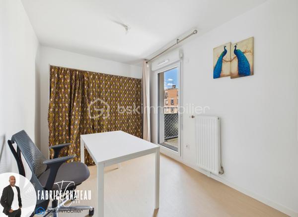 Situé dans le quartier de Cergy Saint-Christophe, découvrez ce bel appartement familial de 4 pièces d’une superficie de 81 m², au sein d’une résidence récente construite en 2022 et encore couverte par la garantie décennale.

L’appartement séduit dès l’entrée par ses volumes agréables et sa belle luminosité. Il dispose d’un vaste espace de vie d’environ 35 m² comprenant un séjour lumineux et une cuisine équipée, le tout ouvrant directement sur un balcon de 10 m².

Grâce à son exposition Sud-Ouest, l’espace de vie bénéficie d’une belle lumière naturelle et d’un ensoleillement agréable, notamment en seconde partie de journée. Le balcon constitue un véritable espace supplémentaire, idéal pour profiter des beaux jours.

La partie nuit se compose de 3 chambres, permettant d’accueillir confortablement une famille, d’aménager une chambre d’enfant, un bureau ou une chambre d’amis.

L’appartement comprend également une salle de bains ainsi que 2 WC, un véritable atout pour le confort au quotidien.

Une place de parking privative en sous-sol complète ce bien et permet de stationner facilement et en toute tranquillité au sein de la résidence.

L’emplacement est également un point fort : l’appartement se situe à proximité de la gare de Cergy Saint-Christophe, des commerces, des écoles et des différentes commodités du quartier, facilitant les déplacements et la vie quotidienne.

Les principaux atouts du bien :

• Appartement 4 pièces de 81 m²
• Résidence récente construite en 2022
• Garantie décennale en cours
• Grand séjour avec cuisine équipée d’environ 35 m²
• Belle luminosité
• Exposition Sud-Ouest
• Balcon de 10 m²
• 3 chambres
• Salle de bains
• 2 WC
• Place de parking privative en sous-sol
• Gare de Cergy Saint-Christophe à proximité
• Commerces, écoles et commodités accessibles rapidement

Moderne, lumineux et fonctionnel, cet appartement réunit de nombreux critères recherchés pour une vie familiale confortable.

Un bien récent avec extérieur et stationnement, à découvrir rapidement.