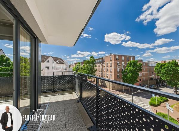 Situé dans le quartier de Cergy Saint-Christophe, découvrez ce bel appartement familial de 4 pièces d’une superficie de 81 m², au sein d’une résidence récente construite en 2022 et encore couverte par la garantie décennale.

L’appartement séduit dès l’entrée par ses volumes agréables et sa belle luminosité. Il dispose d’un vaste espace de vie d’environ 35 m² comprenant un séjour lumineux et une cuisine équipée, le tout ouvrant directement sur un balcon de 10 m².

Grâce à son exposition Sud-Ouest, l’espace de vie bénéficie d’une belle lumière naturelle et d’un ensoleillement agréable, notamment en seconde partie de journée. Le balcon constitue un véritable espace supplémentaire, idéal pour profiter des beaux jours.

La partie nuit se compose de 3 chambres, permettant d’accueillir confortablement une famille, d’aménager une chambre d’enfant, un bureau ou une chambre d’amis.

L’appartement comprend également une salle de bains ainsi que 2 WC, un véritable atout pour le confort au quotidien.

Une place de parking privative en sous-sol complète ce bien et permet de stationner facilement et en toute tranquillité au sein de la résidence.

L’emplacement est également un point fort : l’appartement se situe à proximité de la gare de Cergy Saint-Christophe, des commerces, des écoles et des différentes commodités du quartier, facilitant les déplacements et la vie quotidienne.

Les principaux atouts du bien :

• Appartement 4 pièces de 81 m²
• Résidence récente construite en 2022
• Garantie décennale en cours
• Grand séjour avec cuisine équipée d’environ 35 m²
• Belle luminosité
• Exposition Sud-Ouest
• Balcon de 10 m²
• 3 chambres
• Salle de bains
• 2 WC
• Place de parking privative en sous-sol
• Gare de Cergy Saint-Christophe à proximité
• Commerces, écoles et commodités accessibles rapidement

Moderne, lumineux et fonctionnel, cet appartement réunit de nombreux critères recherchés pour une vie familiale confortable.

Un bien récent avec extérieur et stationnement, à découvrir rapidement.