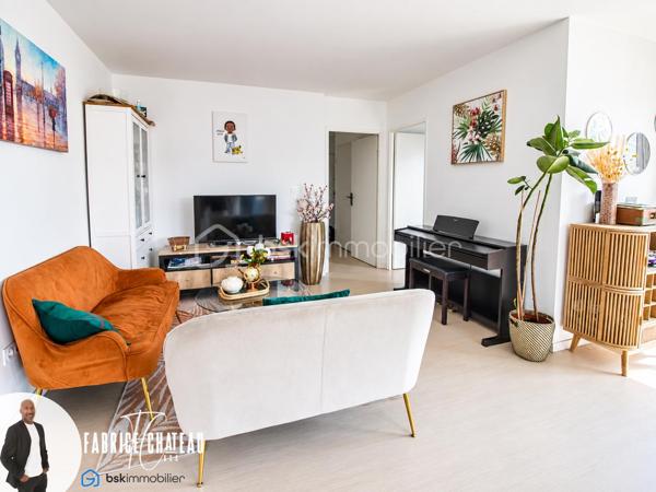 Situé dans le quartier de Cergy Saint-Christophe, découvrez ce bel appartement familial de 4 pièces d’une superficie de 81 m², au sein d’une résidence récente construite en 2022 et encore couverte par la garantie décennale.

L’appartement séduit dès l’entrée par ses volumes agréables et sa belle luminosité. Il dispose d’un vaste espace de vie d’environ 35 m² comprenant un séjour lumineux et une cuisine équipée, le tout ouvrant directement sur un balcon de 10 m².

Grâce à son exposition Sud-Ouest, l’espace de vie bénéficie d’une belle lumière naturelle et d’un ensoleillement agréable, notamment en seconde partie de journée. Le balcon constitue un véritable espace supplémentaire, idéal pour profiter des beaux jours.

La partie nuit se compose de 3 chambres, permettant d’accueillir confortablement une famille, d’aménager une chambre d’enfant, un bureau ou une chambre d’amis.

L’appartement comprend également une salle de bains ainsi que 2 WC, un véritable atout pour le confort au quotidien.

Une place de parking privative en sous-sol complète ce bien et permet de stationner facilement et en toute tranquillité au sein de la résidence.

L’emplacement est également un point fort : l’appartement se situe à proximité de la gare de Cergy Saint-Christophe, des commerces, des écoles et des différentes commodités du quartier, facilitant les déplacements et la vie quotidienne.

Les principaux atouts du bien :

• Appartement 4 pièces de 81 m²
• Résidence récente construite en 2022
• Garantie décennale en cours
• Grand séjour avec cuisine équipée d’environ 35 m²
• Belle luminosité
• Exposition Sud-Ouest
• Balcon de 10 m²
• 3 chambres
• Salle de bains
• 2 WC
• Place de parking privative en sous-sol
• Gare de Cergy Saint-Christophe à proximité
• Commerces, écoles et commodités accessibles rapidement

Moderne, lumineux et fonctionnel, cet appartement réunit de nombreux critères recherchés pour une vie familiale confortable.

Un bien récent avec extérieur et stationnement, à découvrir rapidement.