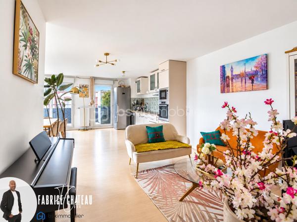 Situé dans le quartier de Cergy Saint-Christophe, découvrez ce bel appartement familial de 4 pièces d’une superficie de 81 m², au sein d’une résidence récente construite en 2022 et encore couverte par la garantie décennale.

L’appartement séduit dès l’entrée par ses volumes agréables et sa belle luminosité. Il dispose d’un vaste espace de vie d’environ 35 m² comprenant un séjour lumineux et une cuisine équipée, le tout ouvrant directement sur un balcon de 10 m².

Grâce à son exposition Sud-Ouest, l’espace de vie bénéficie d’une belle lumière naturelle et d’un ensoleillement agréable, notamment en seconde partie de journée. Le balcon constitue un véritable espace supplémentaire, idéal pour profiter des beaux jours.

La partie nuit se compose de 3 chambres, permettant d’accueillir confortablement une famille, d’aménager une chambre d’enfant, un bureau ou une chambre d’amis.

L’appartement comprend également une salle de bains ainsi que 2 WC, un véritable atout pour le confort au quotidien.

Une place de parking privative en sous-sol complète ce bien et permet de stationner facilement et en toute tranquillité au sein de la résidence.

L’emplacement est également un point fort : l’appartement se situe à proximité de la gare de Cergy Saint-Christophe, des commerces, des écoles et des différentes commodités du quartier, facilitant les déplacements et la vie quotidienne.

Les principaux atouts du bien :

• Appartement 4 pièces de 81 m²
• Résidence récente construite en 2022
• Garantie décennale en cours
• Grand séjour avec cuisine équipée d’environ 35 m²
• Belle luminosité
• Exposition Sud-Ouest
• Balcon de 10 m²
• 3 chambres
• Salle de bains
• 2 WC
• Place de parking privative en sous-sol
• Gare de Cergy Saint-Christophe à proximité
• Commerces, écoles et commodités accessibles rapidement

Moderne, lumineux et fonctionnel, cet appartement réunit de nombreux critères recherchés pour une vie familiale confortable.

Un bien récent avec extérieur et stationnement, à découvrir rapidement.