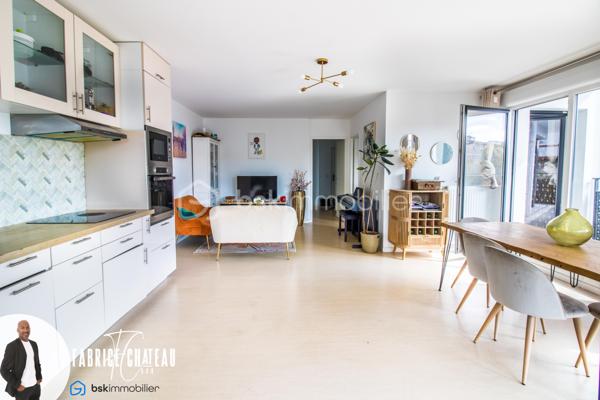 Situé dans le quartier de Cergy Saint-Christophe, découvrez ce bel appartement familial de 4 pièces d’une superficie de 81 m², au sein d’une résidence récente construite en 2022 et encore couverte par la garantie décennale.

L’appartement séduit dès l’entrée par ses volumes agréables et sa belle luminosité. Il dispose d’un vaste espace de vie d’environ 35 m² comprenant un séjour lumineux et une cuisine équipée, le tout ouvrant directement sur un balcon de 10 m².

Grâce à son exposition Sud-Ouest, l’espace de vie bénéficie d’une belle lumière naturelle et d’un ensoleillement agréable, notamment en seconde partie de journée. Le balcon constitue un véritable espace supplémentaire, idéal pour profiter des beaux jours.

La partie nuit se compose de 3 chambres, permettant d’accueillir confortablement une famille, d’aménager une chambre d’enfant, un bureau ou une chambre d’amis.

L’appartement comprend également une salle de bains ainsi que 2 WC, un véritable atout pour le confort au quotidien.

Une place de parking privative en sous-sol complète ce bien et permet de stationner facilement et en toute tranquillité au sein de la résidence.

L’emplacement est également un point fort : l’appartement se situe à proximité de la gare de Cergy Saint-Christophe, des commerces, des écoles et des différentes commodités du quartier, facilitant les déplacements et la vie quotidienne.

Les principaux atouts du bien :

• Appartement 4 pièces de 81 m²
• Résidence récente construite en 2022
• Garantie décennale en cours
• Grand séjour avec cuisine équipée d’environ 35 m²
• Belle luminosité
• Exposition Sud-Ouest
• Balcon de 10 m²
• 3 chambres
• Salle de bains
• 2 WC
• Place de parking privative en sous-sol
• Gare de Cergy Saint-Christophe à proximité
• Commerces, écoles et commodités accessibles rapidement

Moderne, lumineux et fonctionnel, cet appartement réunit de nombreux critères recherchés pour une vie familiale confortable.

Un bien récent avec extérieur et stationnement, à découvrir rapidement.