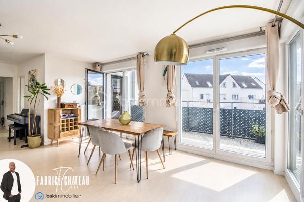 Situé dans le quartier de Cergy Saint-Christophe, découvrez ce bel appartement familial de 4 pièces d’une superficie de 81 m², au sein d’une résidence récente construite en 2022 et encore couverte par la garantie décennale.

L’appartement séduit dès l’entrée par ses volumes agréables et sa belle luminosité. Il dispose d’un vaste espace de vie d’environ 35 m² comprenant un séjour lumineux et une cuisine équipée, le tout ouvrant directement sur un balcon de 10 m².

Grâce à son exposition Sud-Ouest, l’espace de vie bénéficie d’une belle lumière naturelle et d’un ensoleillement agréable, notamment en seconde partie de journée. Le balcon constitue un véritable espace supplémentaire, idéal pour profiter des beaux jours.

La partie nuit se compose de 3 chambres, permettant d’accueillir confortablement une famille, d’aménager une chambre d’enfant, un bureau ou une chambre d’amis.

L’appartement comprend également une salle de bains ainsi que 2 WC, un véritable atout pour le confort au quotidien.

Une place de parking privative en sous-sol complète ce bien et permet de stationner facilement et en toute tranquillité au sein de la résidence.

L’emplacement est également un point fort : l’appartement se situe à proximité de la gare de Cergy Saint-Christophe, des commerces, des écoles et des différentes commodités du quartier, facilitant les déplacements et la vie quotidienne.

Les principaux atouts du bien :

• Appartement 4 pièces de 81 m²
• Résidence récente construite en 2022
• Garantie décennale en cours
• Grand séjour avec cuisine équipée d’environ 35 m²
• Belle luminosité
• Exposition Sud-Ouest
• Balcon de 10 m²
• 3 chambres
• Salle de bains
• 2 WC
• Place de parking privative en sous-sol
• Gare de Cergy Saint-Christophe à proximité
• Commerces, écoles et commodités accessibles rapidement

Moderne, lumineux et fonctionnel, cet appartement réunit de nombreux critères recherchés pour une vie familiale confortable.

Un bien récent avec extérieur et stationnement, à découvrir rapidement.