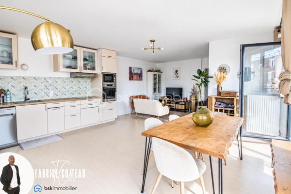 Situé dans le quartier de Cergy Saint-Christophe, découvrez ce bel appartement familial de 4 pièces d’une superficie de 81 m², au sein d’une résidence récente construite en 2022 et encore couverte par la garantie décennale.

L’appartement séduit dès l’entrée par ses volumes agréables et sa belle luminosité. Il dispose d’un vaste espace de vie d’environ 35 m² comprenant un séjour lumineux et une cuisine équipée, le tout ouvrant directement sur un balcon de 10 m².

Grâce à son exposition Sud-Ouest, l’espace de vie bénéficie d’une belle lumière naturelle et d’un ensoleillement agréable, notamment en seconde partie de journée. Le balcon constitue un véritable espace supplémentaire, idéal pour profiter des beaux jours.

La partie nuit se compose de 3 chambres, permettant d’accueillir confortablement une famille, d’aménager une chambre d’enfant, un bureau ou une chambre d’amis.

L’appartement comprend également une salle de bains ainsi que 2 WC, un véritable atout pour le confort au quotidien.

Une place de parking privative en sous-sol complète ce bien et permet de stationner facilement et en toute tranquillité au sein de la résidence.

L’emplacement est également un point fort : l’appartement se situe à proximité de la gare de Cergy Saint-Christophe, des commerces, des écoles et des différentes commodités du quartier, facilitant les déplacements et la vie quotidienne.

Les principaux atouts du bien :

• Appartement 4 pièces de 81 m²
• Résidence récente construite en 2022
• Garantie décennale en cours
• Grand séjour avec cuisine équipée d’environ 35 m²
• Belle luminosité
• Exposition Sud-Ouest
• Balcon de 10 m²
• 3 chambres
• Salle de bains
• 2 WC
• Place de parking privative en sous-sol
• Gare de Cergy Saint-Christophe à proximité
• Commerces, écoles et commodités accessibles rapidement

Moderne, lumineux et fonctionnel, cet appartement réunit de nombreux critères recherchés pour une vie familiale confortable.

Un bien récent avec extérieur et stationnement, à découvrir rapidement.