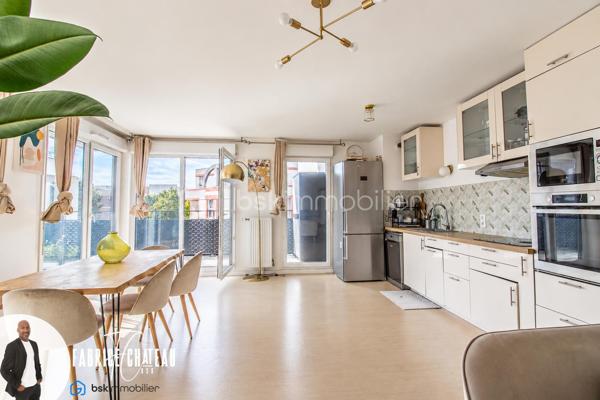 Situé dans le quartier de Cergy Saint-Christophe, découvrez ce bel appartement familial de 4 pièces d’une superficie de 81 m², au sein d’une résidence récente construite en 2022 et encore couverte par la garantie décennale.

L’appartement séduit dès l’entrée par ses volumes agréables et sa belle luminosité. Il dispose d’un vaste espace de vie d’environ 35 m² comprenant un séjour lumineux et une cuisine équipée, le tout ouvrant directement sur un balcon de 10 m².

Grâce à son exposition Sud-Ouest, l’espace de vie bénéficie d’une belle lumière naturelle et d’un ensoleillement agréable, notamment en seconde partie de journée. Le balcon constitue un véritable espace supplémentaire, idéal pour profiter des beaux jours.

La partie nuit se compose de 3 chambres, permettant d’accueillir confortablement une famille, d’aménager une chambre d’enfant, un bureau ou une chambre d’amis.

L’appartement comprend également une salle de bains ainsi que 2 WC, un véritable atout pour le confort au quotidien.

Une place de parking privative en sous-sol complète ce bien et permet de stationner facilement et en toute tranquillité au sein de la résidence.

L’emplacement est également un point fort : l’appartement se situe à proximité de la gare de Cergy Saint-Christophe, des commerces, des écoles et des différentes commodités du quartier, facilitant les déplacements et la vie quotidienne.

Les principaux atouts du bien :

• Appartement 4 pièces de 81 m²
• Résidence récente construite en 2022
• Garantie décennale en cours
• Grand séjour avec cuisine équipée d’environ 35 m²
• Belle luminosité
• Exposition Sud-Ouest
• Balcon de 10 m²
• 3 chambres
• Salle de bains
• 2 WC
• Place de parking privative en sous-sol
• Gare de Cergy Saint-Christophe à proximité
• Commerces, écoles et commodités accessibles rapidement

Moderne, lumineux et fonctionnel, cet appartement réunit de nombreux critères recherchés pour une vie familiale confortable.

Un bien récent avec extérieur et stationnement, à découvrir rapidement.