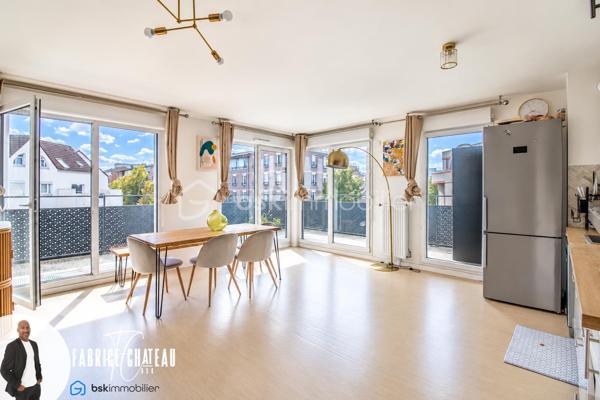 Situé dans le quartier de Cergy Saint-Christophe, découvrez ce bel appartement familial de 4 pièces d’une superficie de 81 m², au sein d’une résidence récente construite en 2022 et encore couverte par la garantie décennale.

L’appartement séduit dès l’entrée par ses volumes agréables et sa belle luminosité. Il dispose d’un vaste espace de vie d’environ 35 m² comprenant un séjour lumineux et une cuisine équipée, le tout ouvrant directement sur un balcon de 10 m².

Grâce à son exposition Sud-Ouest, l’espace de vie bénéficie d’une belle lumière naturelle et d’un ensoleillement agréable, notamment en seconde partie de journée. Le balcon constitue un véritable espace supplémentaire, idéal pour profiter des beaux jours.

La partie nuit se compose de 3 chambres, permettant d’accueillir confortablement une famille, d’aménager une chambre d’enfant, un bureau ou une chambre d’amis.

L’appartement comprend également une salle de bains ainsi que 2 WC, un véritable atout pour le confort au quotidien.

Une place de parking privative en sous-sol complète ce bien et permet de stationner facilement et en toute tranquillité au sein de la résidence.

L’emplacement est également un point fort : l’appartement se situe à proximité de la gare de Cergy Saint-Christophe, des commerces, des écoles et des différentes commodités du quartier, facilitant les déplacements et la vie quotidienne.

Les principaux atouts du bien :

• Appartement 4 pièces de 81 m²
• Résidence récente construite en 2022
• Garantie décennale en cours
• Grand séjour avec cuisine équipée d’environ 35 m²
• Belle luminosité
• Exposition Sud-Ouest
• Balcon de 10 m²
• 3 chambres
• Salle de bains
• 2 WC
• Place de parking privative en sous-sol
• Gare de Cergy Saint-Christophe à proximité
• Commerces, écoles et commodités accessibles rapidement

Moderne, lumineux et fonctionnel, cet appartement réunit de nombreux critères recherchés pour une vie familiale confortable.

Un bien récent avec extérieur et stationnement, à découvrir rapidement.