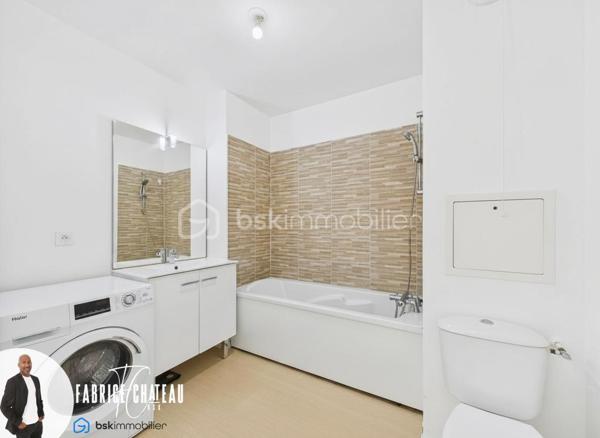 Situé dans le quartier de Cergy Saint-Christophe, découvrez ce bel appartement familial de 4 pièces d’une superficie de 81 m², au sein d’une résidence récente construite en 2022 et encore couverte par la garantie décennale.

L’appartement séduit dès l’entrée par ses volumes agréables et sa belle luminosité. Il dispose d’un vaste espace de vie d’environ 35 m² comprenant un séjour lumineux et une cuisine équipée, le tout ouvrant directement sur un balcon de 10 m².

Grâce à son exposition Sud-Ouest, l’espace de vie bénéficie d’une belle lumière naturelle et d’un ensoleillement agréable, notamment en seconde partie de journée. Le balcon constitue un véritable espace supplémentaire, idéal pour profiter des beaux jours.

La partie nuit se compose de 3 chambres, permettant d’accueillir confortablement une famille, d’aménager une chambre d’enfant, un bureau ou une chambre d’amis.

L’appartement comprend également une salle de bains ainsi que 2 WC, un véritable atout pour le confort au quotidien.

Une place de parking privative en sous-sol complète ce bien et permet de stationner facilement et en toute tranquillité au sein de la résidence.

L’emplacement est également un point fort : l’appartement se situe à proximité de la gare de Cergy Saint-Christophe, des commerces, des écoles et des différentes commodités du quartier, facilitant les déplacements et la vie quotidienne.

Les principaux atouts du bien :

• Appartement 4 pièces de 81 m²
• Résidence récente construite en 2022
• Garantie décennale en cours
• Grand séjour avec cuisine équipée d’environ 35 m²
• Belle luminosité
• Exposition Sud-Ouest
• Balcon de 10 m²
• 3 chambres
• Salle de bains
• 2 WC
• Place de parking privative en sous-sol
• Gare de Cergy Saint-Christophe à proximité
• Commerces, écoles et commodités accessibles rapidement

Moderne, lumineux et fonctionnel, cet appartement réunit de nombreux critères recherchés pour une vie familiale confortable.

Un bien récent avec extérieur et stationnement, à découvrir rapidement.