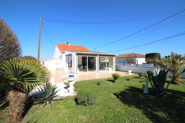 Grande maison familiale avec jardin paysagé