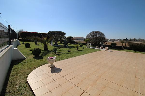 Grande maison familiale avec jardin paysagé