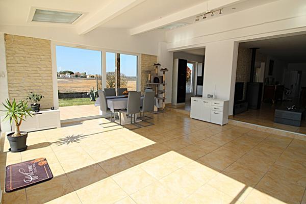 Grande maison familiale avec jardin paysagé