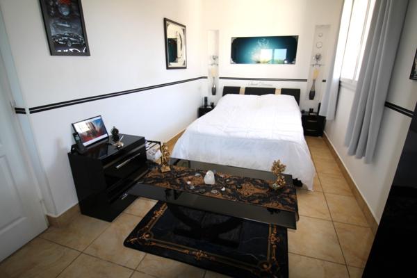 Grande maison familiale avec jardin paysagé